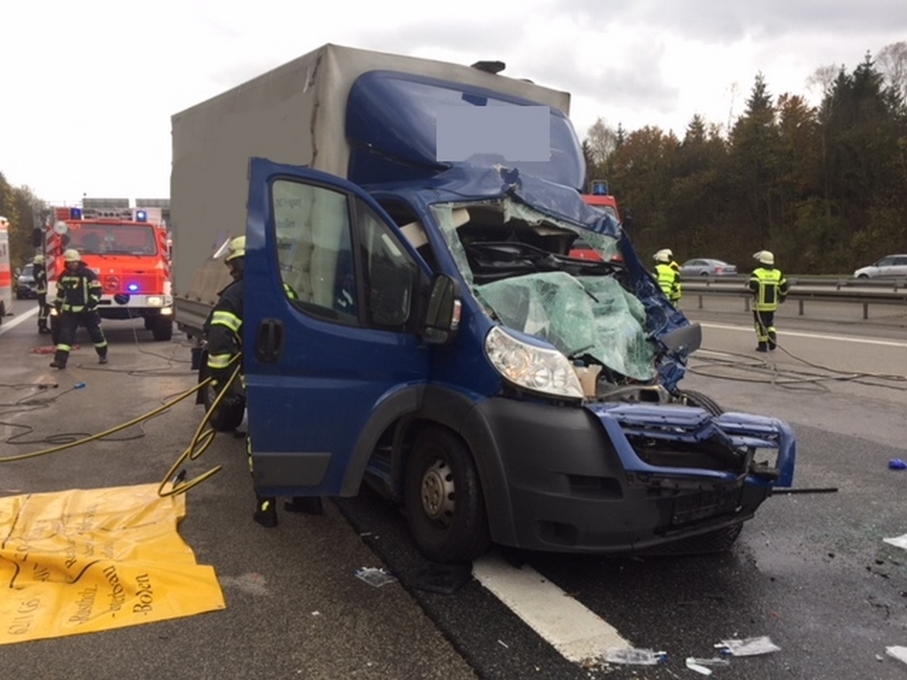 Verkehrsunfall A99 - 27.10.2017 – Bild 01