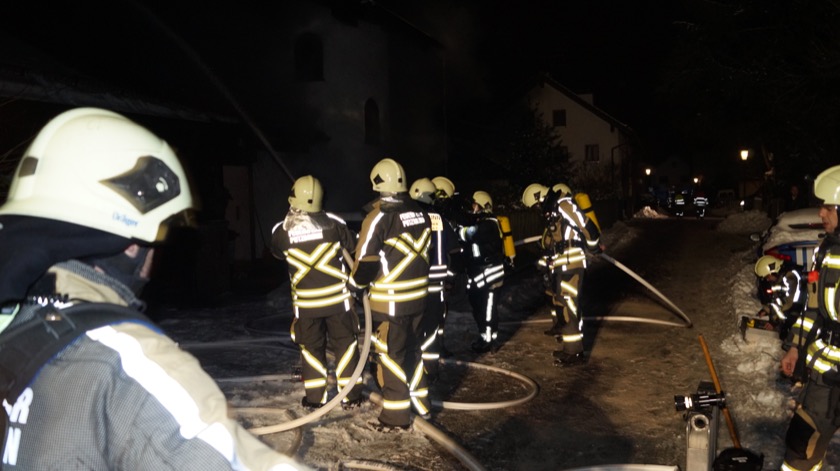 Brand eines Einfamilienhauses in der Michael-Haslbeck-Straße – Bild 02