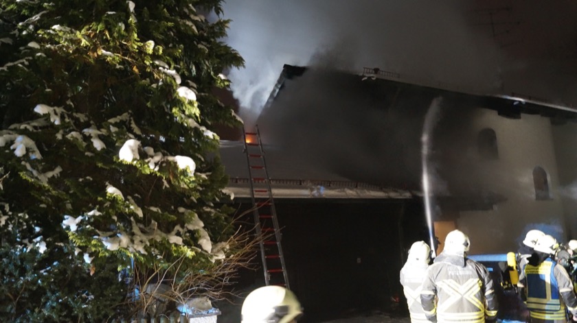 Brand eines Einfamilienhauses in der Michael-Haslbeck-Straße – Bild 03